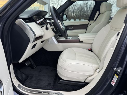 Certified 2025 Land Rover Range Rover SE AWD/4WD image 13
