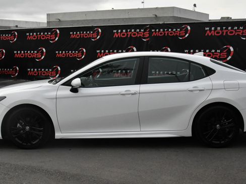 Used 2025 Toyota Camry SE image 4