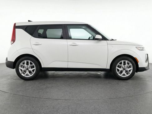 Used 2025 Kia Soul LX w/ LX Technology Package FWD image 11