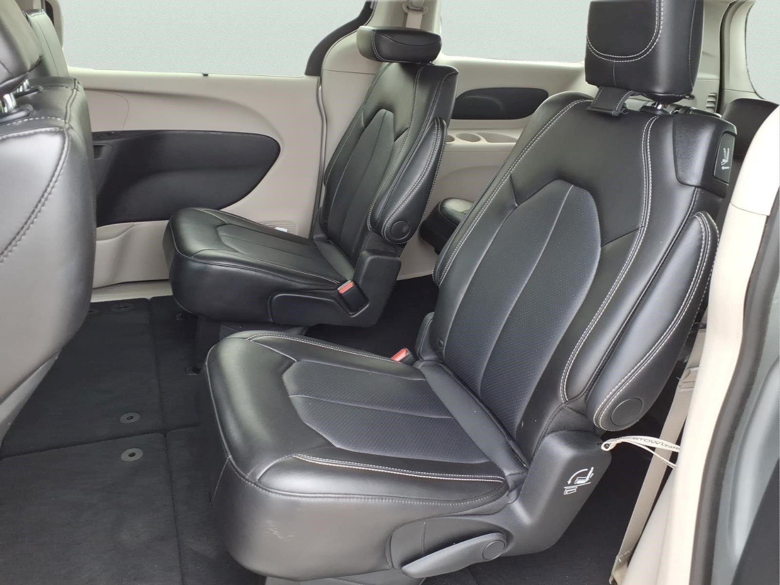 Used 2024 Chrysler Pacifica Touring-L FWD image 23