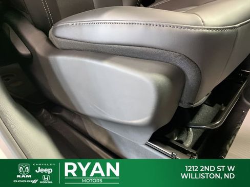 New 2026 Chrysler Pacifica Select AWD/4WD image 45