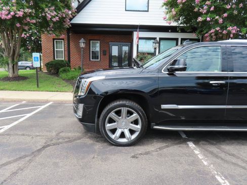 Used 2017 Cadillac Escalade ESV Luxury AWD/4WD image 2