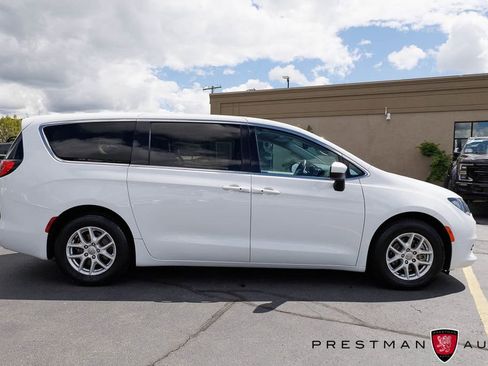 Used 2017 Chrysler Pacifica Touring image 17