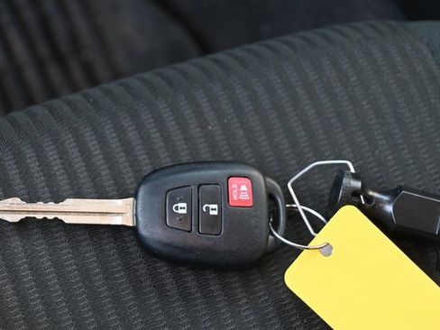 Used 2018 Toyota RAV4 LE image 19