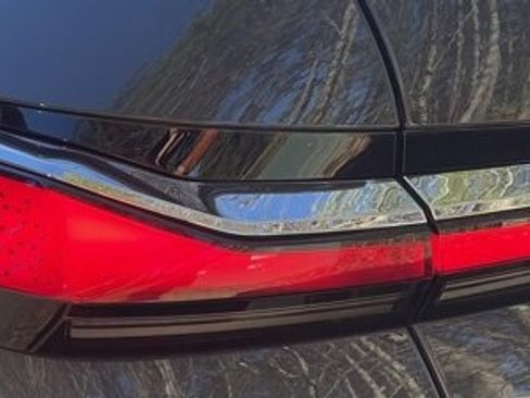 Used 2023 BMW 740i w/ Parking Assistance Package image 9