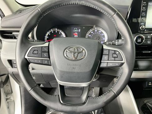 Used 2022 Toyota Highlander LE FWD image 14