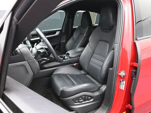 Certified 2024 Porsche Cayenne Coupe image 5