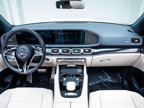 Used 2025 Mercedes-Benz GLS 450 4MATIC image 8