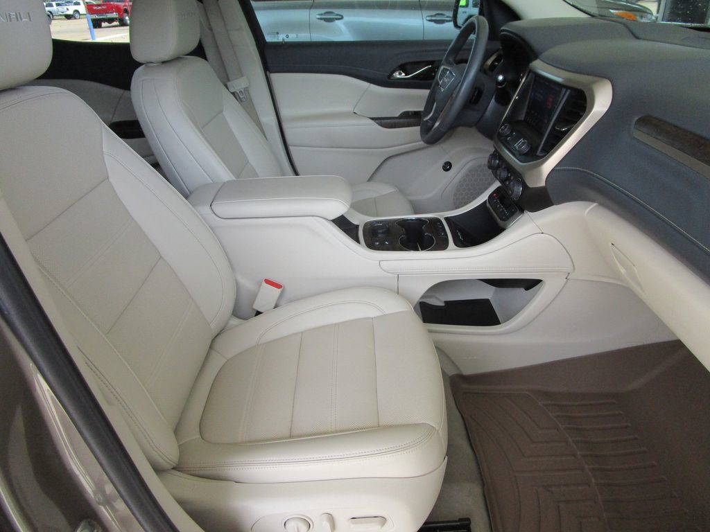 Used 2023 GMC Acadia Denali w/ Denali Ultimate Package FWD image 31