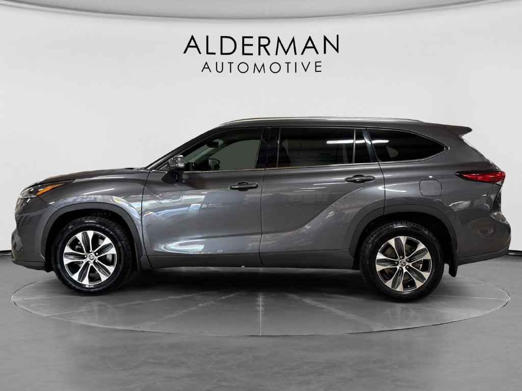 Used 2021 Toyota Highlander XLE FWD image 2