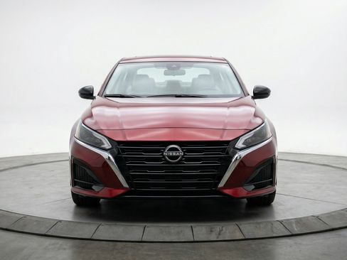 Used 2025 Nissan Altima 2.5 SV FWD image 2