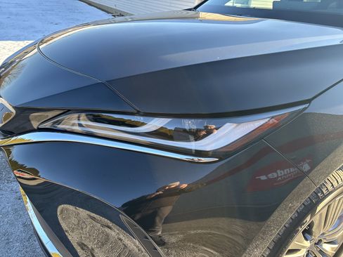 Used 2024 Toyota Venza XLE image 10