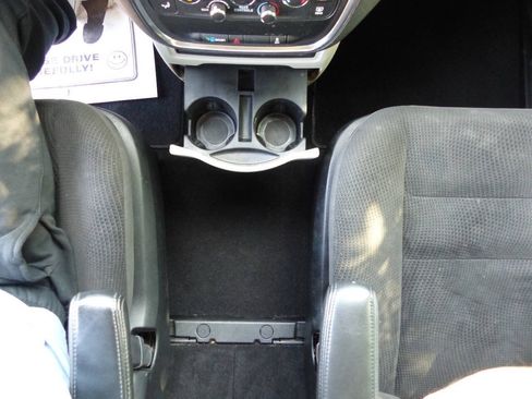Used 2019 Dodge Grand Caravan SE FWD image 31