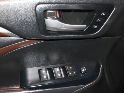 Used 2015 Toyota Highlander Limited Platinum FWD image 9