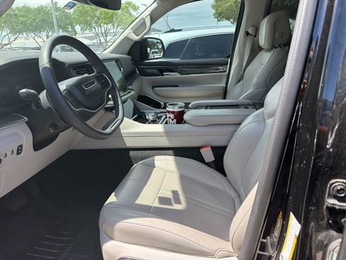 Used 2022 Jeep Wagoneer Series III w/ Premium Group I image 9