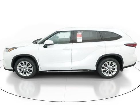 New 2026 Toyota Highlander AWD image 2