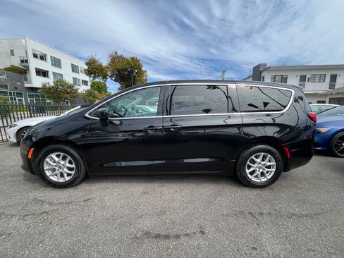 Used 2023 Chrysler Voyager LX FWD image 11