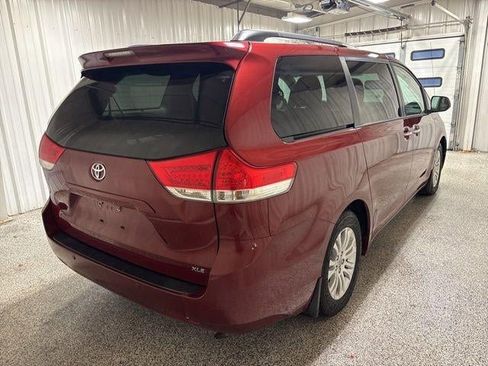 Used 2013 Toyota Sienna XLE image 18