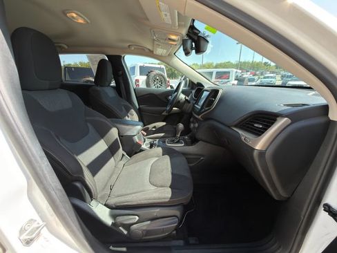 Used 2017 Jeep Cherokee Latitude w/ Comfort/Convenience Group AWD/4WD image 9