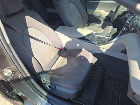 Used 2020 Toyota Camry LE image 11