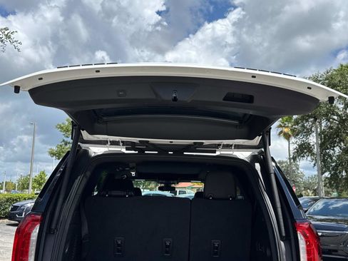 Used 2022 GMC Yukon SLT w/ SLT Premium Package image 12