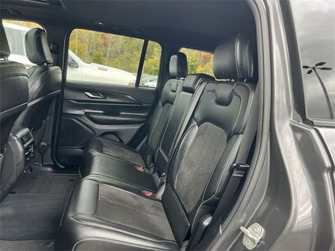 Used 2023 Jeep Grand Cherokee Altitude image 17