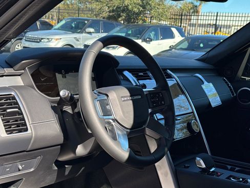 New 2025 Land Rover Discovery Dynamic SE image 21