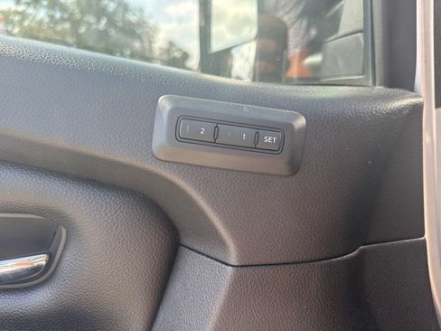 Used 2017 Nissan Titan SL w/ SL Towing Convenience Package RWD image 16