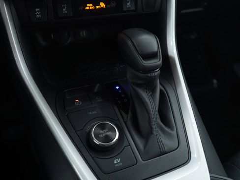 Used 2025 Toyota RAV4 XLE image 23