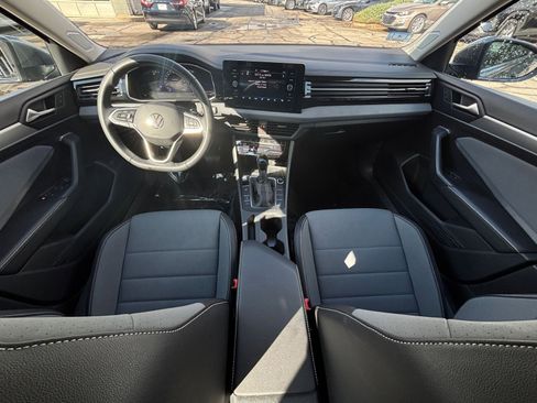 Used 2025 Volkswagen Jetta SE image 33