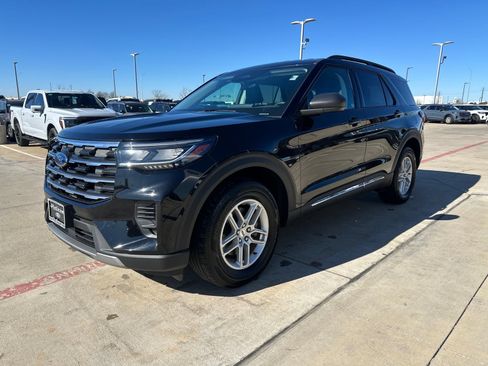 Used 2025 Ford Explorer Active AWD/4WD image 1