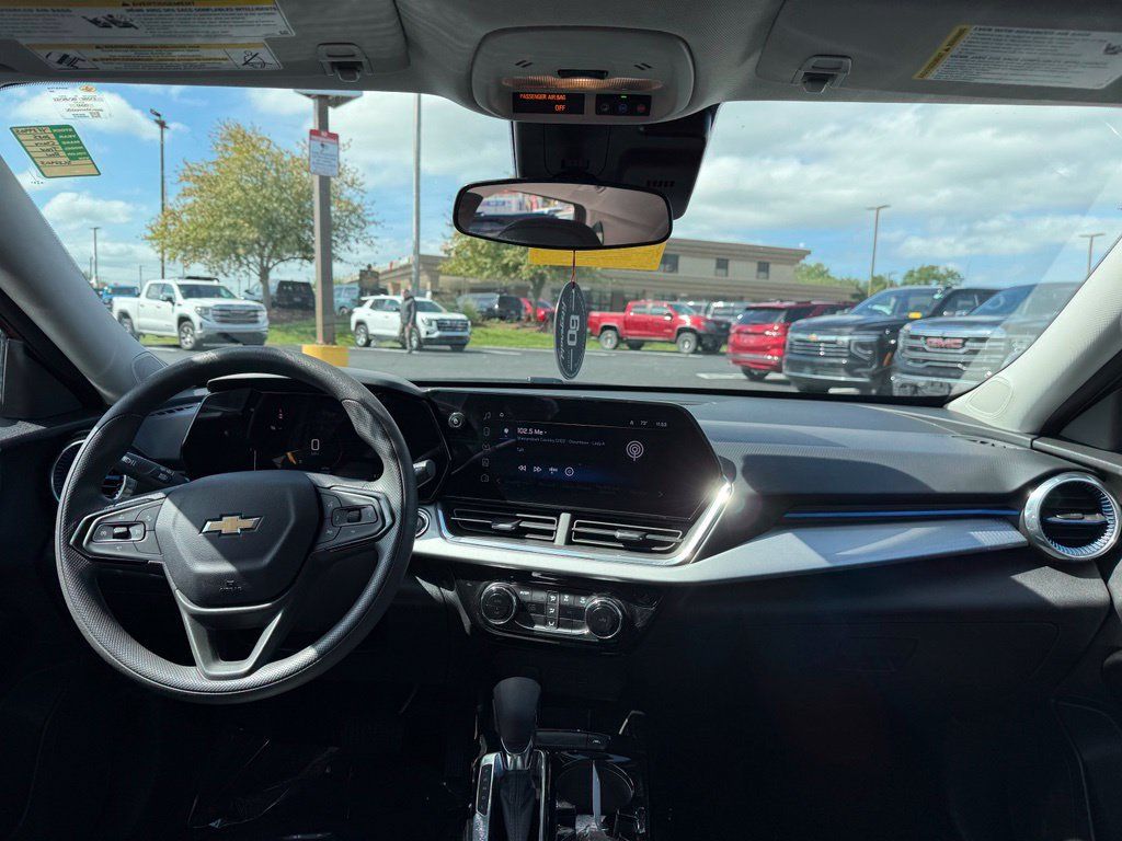 Used 2025 Chevrolet Trax LT FWD image 11