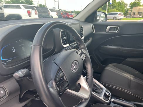 Used 2025 Hyundai Venue SEL FWD image 8