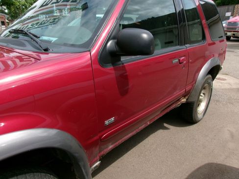 Used 2000 Ford Explorer Sport image 2