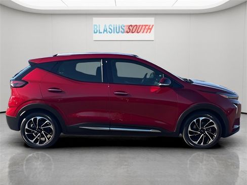 Used 2022 Chevrolet Bolt EUV Premier w/ Sun & Sound Package image 2
