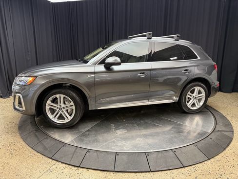 Used 2024 Audi Q5 e Premium w/ Convenience Package image 4