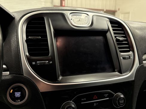 Used 2019 Chrysler 300 Limited image 12