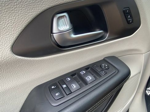 Used 2023 Chrysler Pacifica Touring-L image 17