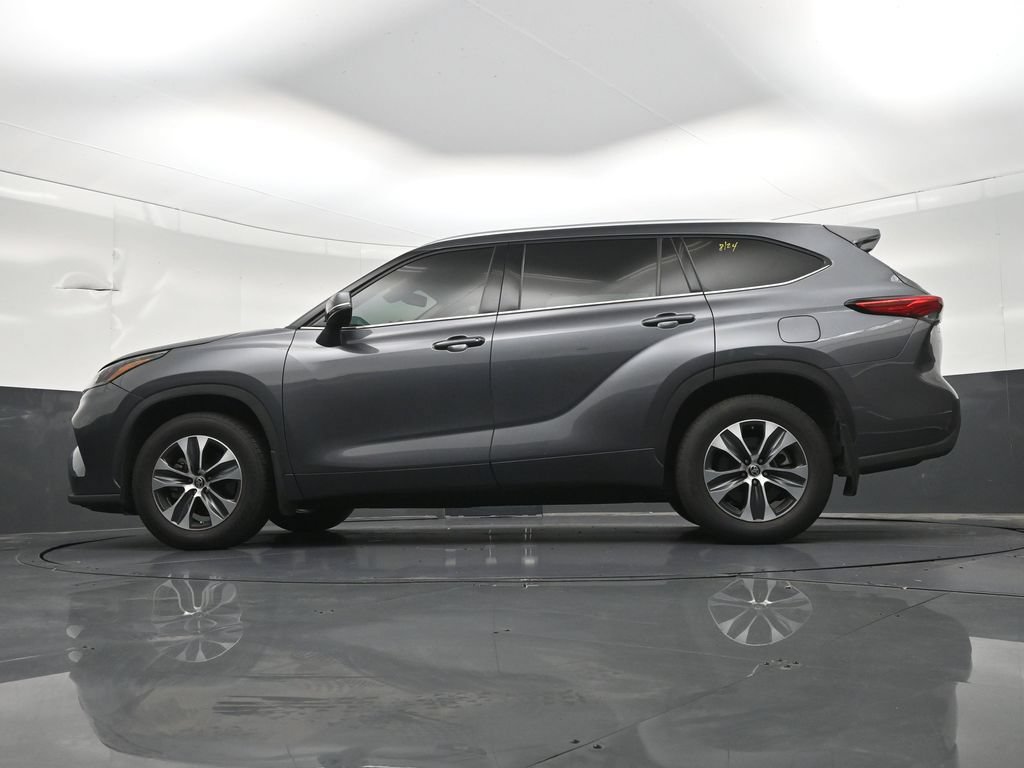Used 2021 Toyota Highlander XLE AWD/4WD image 24