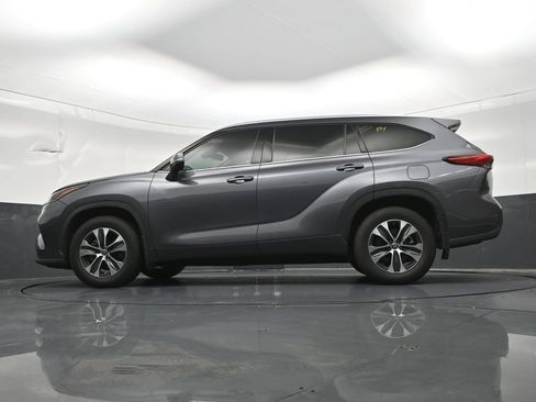 Used 2021 Toyota Highlander XLE AWD/4WD image 24