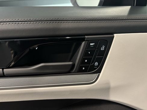 Used 2025 Porsche Cayenne image 8