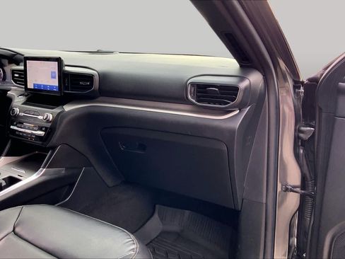 Used 2020 Ford Explorer XLT w/ Equipment Group 202A AWD/4WD image 18