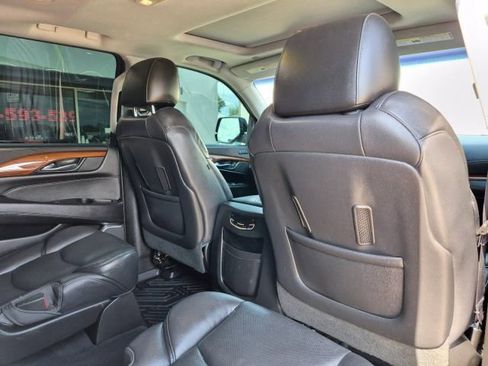 Used 2018 Cadillac Escalade Luxury RWD image 19
