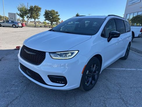 New 2026 Chrysler Pacifica Select image 12