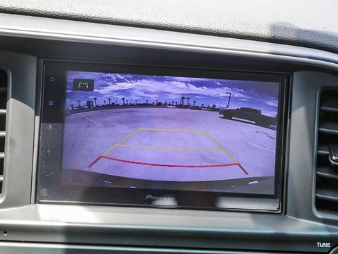Used 2020 Hyundai Elantra SE FWD image 19