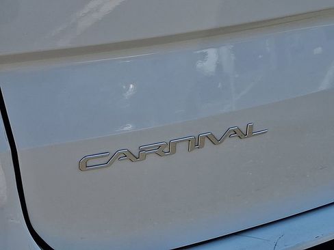 Used 2024 Kia Carnival EX FWD image 31