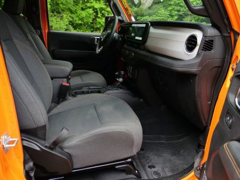 Used 2025 Jeep Wrangler Unlimited Sahara AWD/4WD image 32
