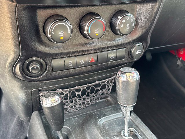 Used 2018 Jeep Wrangler Unlimited Sahara w/ Connectivity Group AWD/4WD image 24