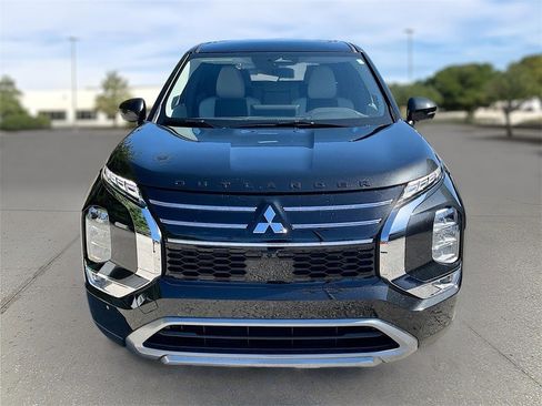 New 2025 Mitsubishi Outlander SE image 2