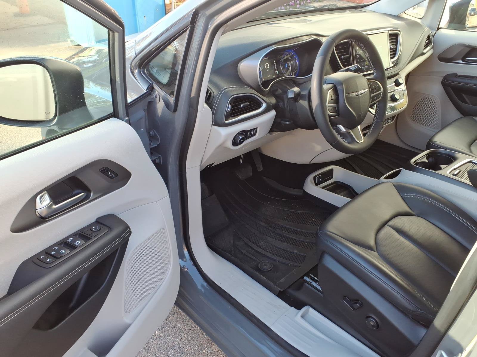 Used 2023 Chrysler Pacifica Touring-L w/ Road Tripper Package AWD/4WD image 9